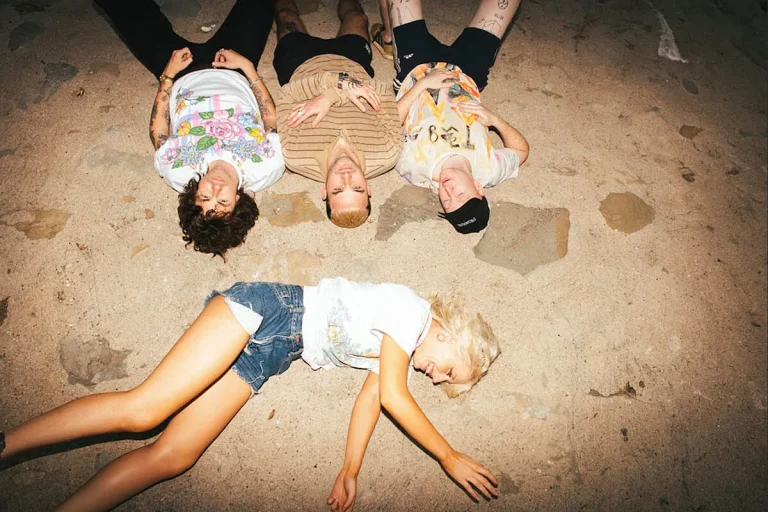 Amyl and the Sniffers Release New Album, ‘Cartoon Darkness’ Oct.25